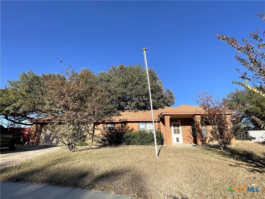 Property Photo: 401 Highridge Cove TX 76543