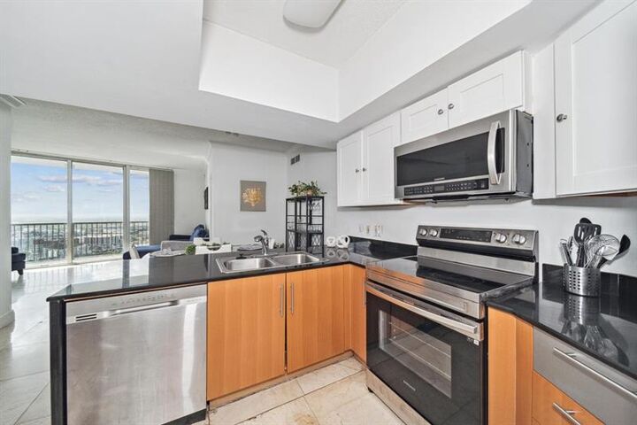 Property Photo: 1750 N Bayshore Dr 4315 FL 33132-3217