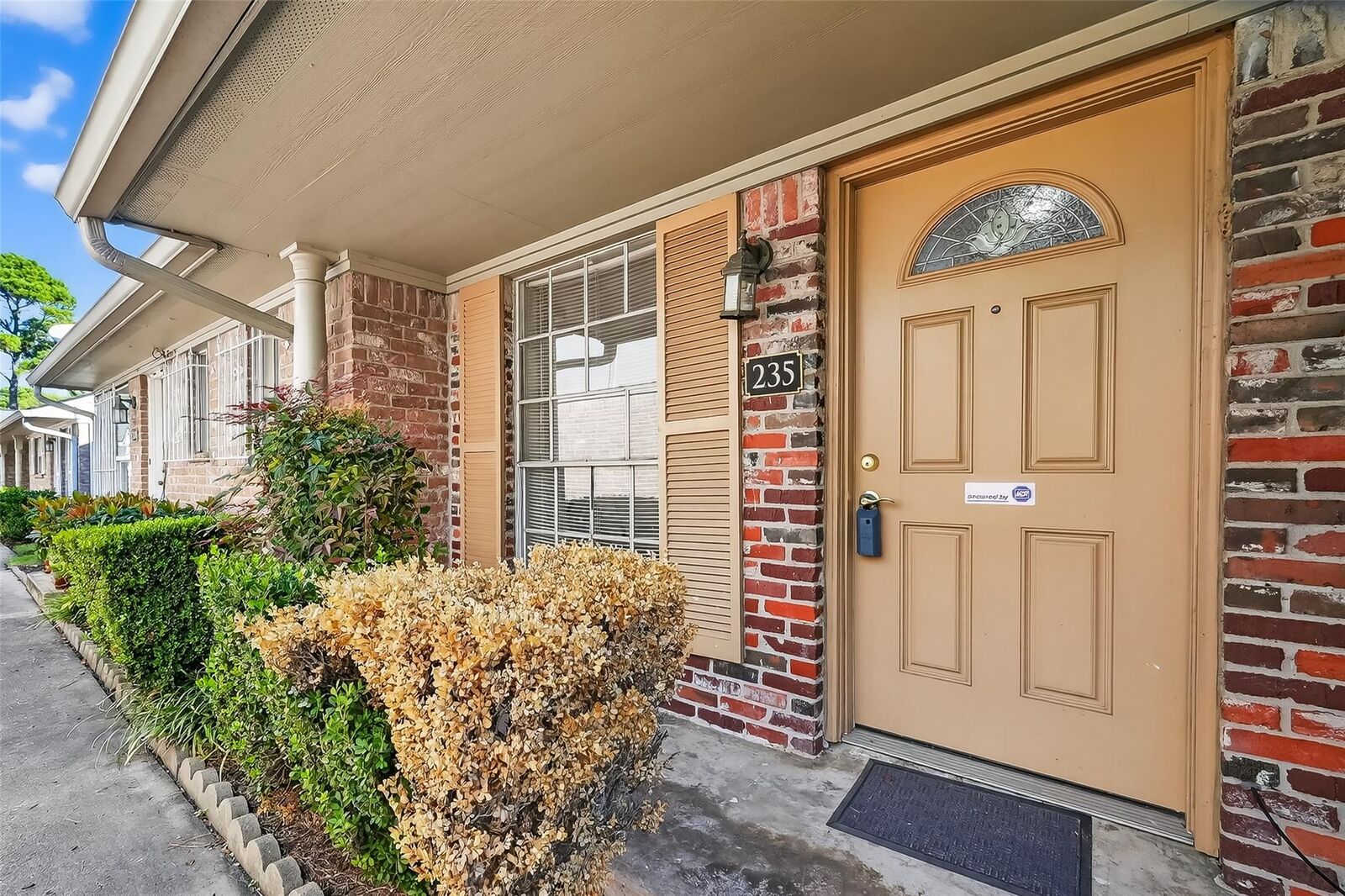 Property Photo: 235 W Tri Oaks Lane 235 TX 77043