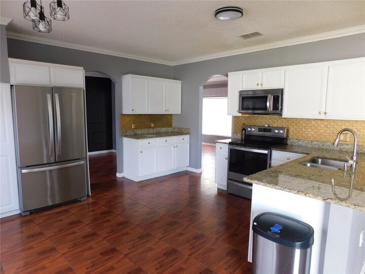 Property Photo:  609 Linnet Court  FL 34759 