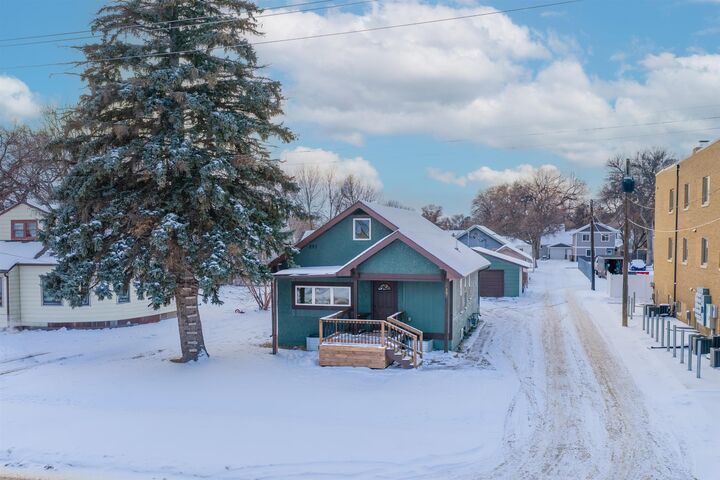 Property Photo:  807 8th St NW  ND 58703 
