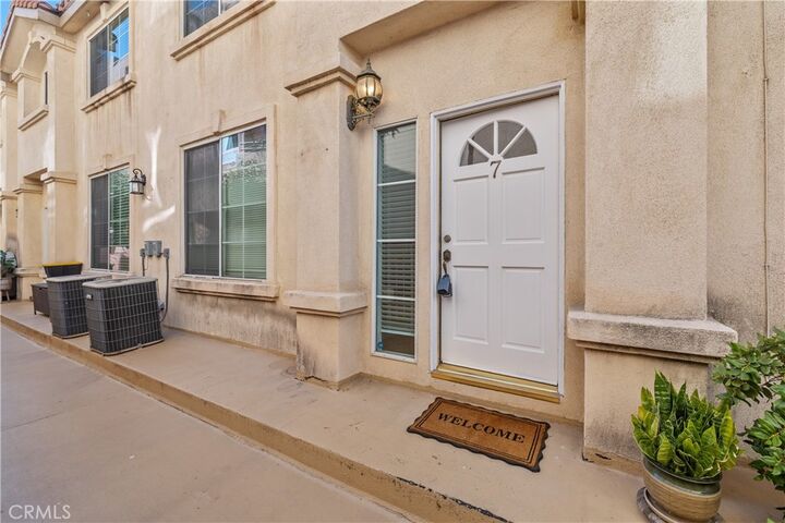 Property Photo:  4838 Elmwood 7  CA 90004 