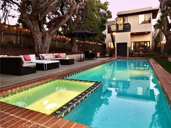 Property Photo:  341 S Meadows  CA 90266 