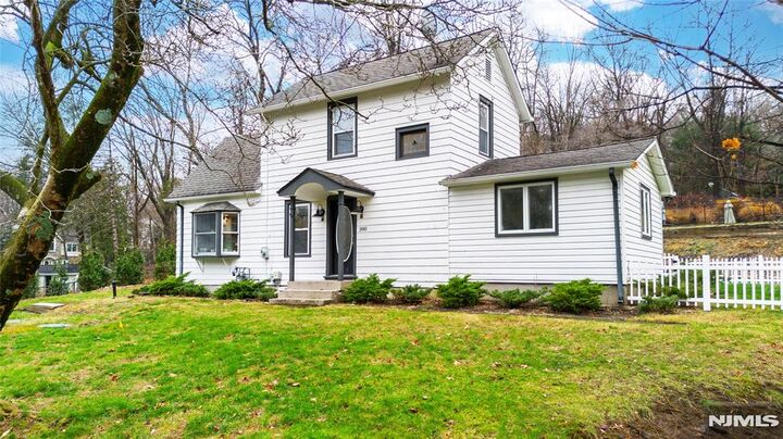 Property Photo:  390 Mountain Avenue  NJ 07417 