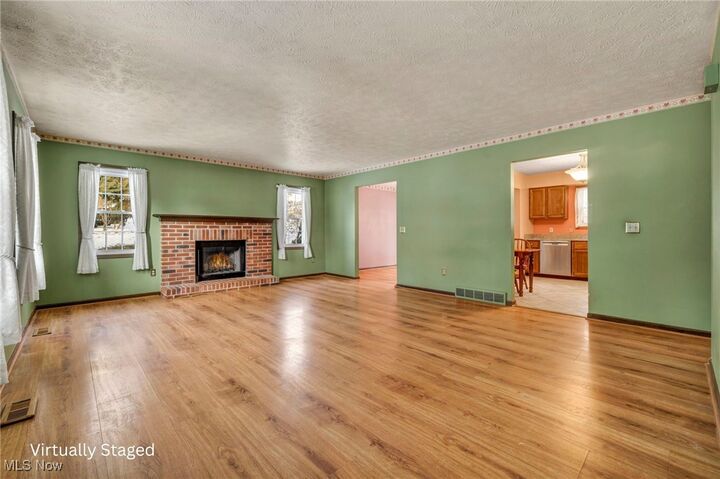 Property Photo: 1295 Vantage Way OH 44241