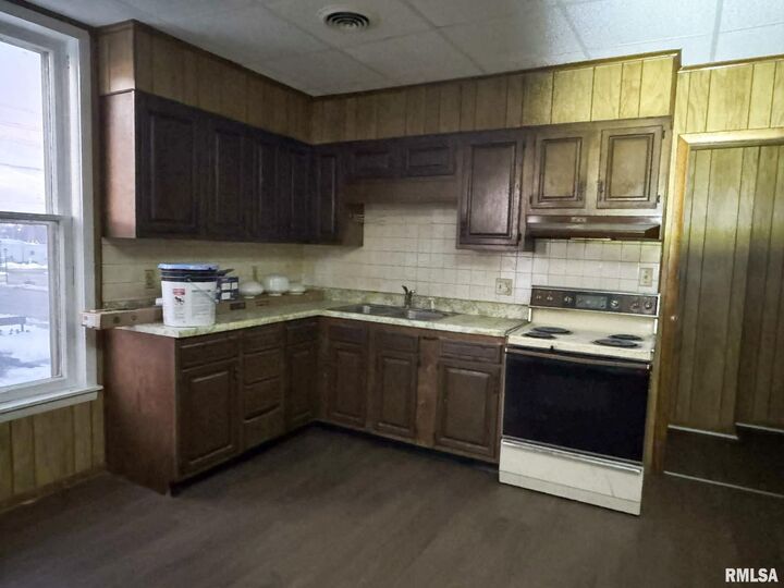 Property Photo: 230 E Chestnut Street IL 61520