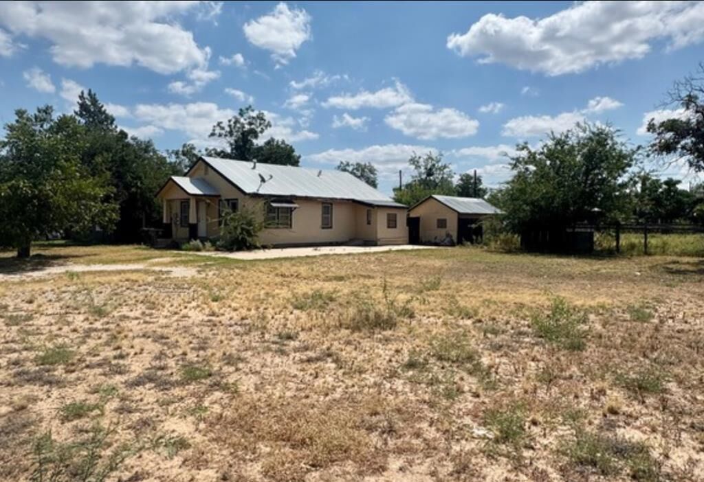 Property Photo: 1005 E 18th St TX 76903