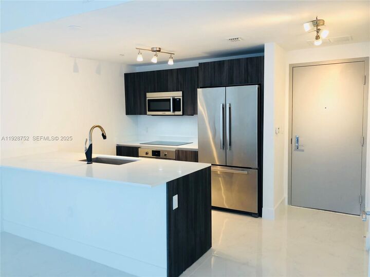 Property Photo: 488 NE 18 Street 907 FL 33132