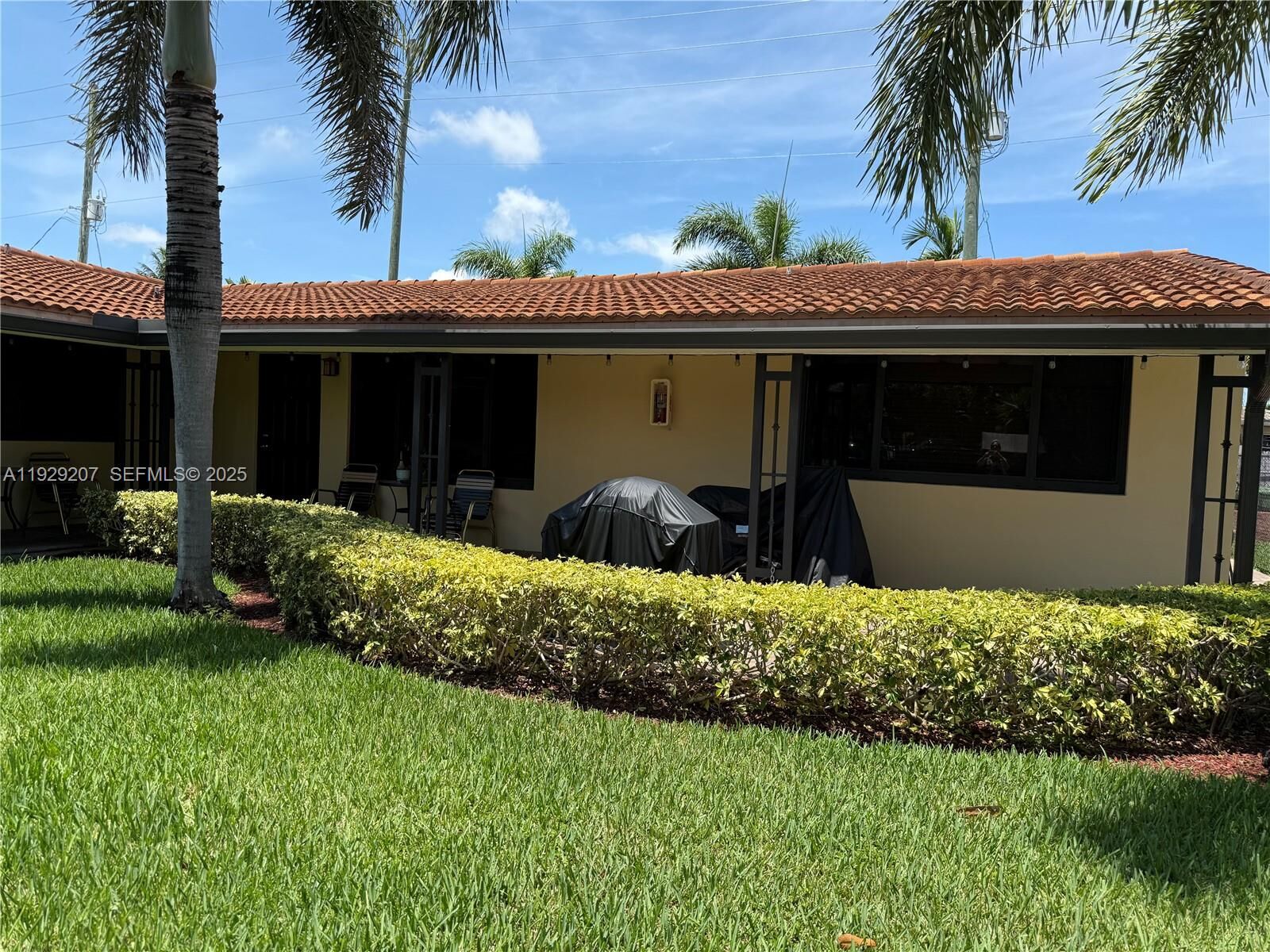 Property Photo: 811 NE 10th St 5 FL 33009