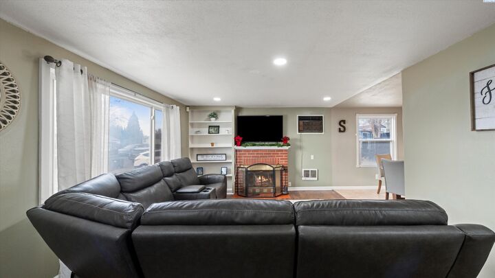 Property Photo: 805 Crescent Dr WA 98930