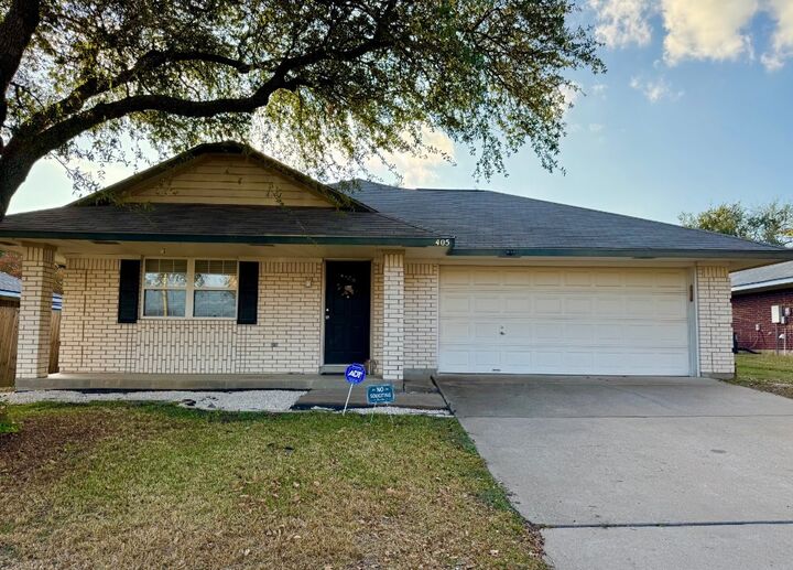 Property Photo: 405 Northern Trail TX 78641