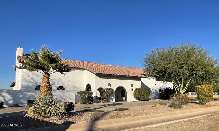 Property Photo: 8200 W Orangewood Avenue AZ 85303