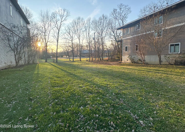 Property Photo: 914 W Riverside Dr KY 40207