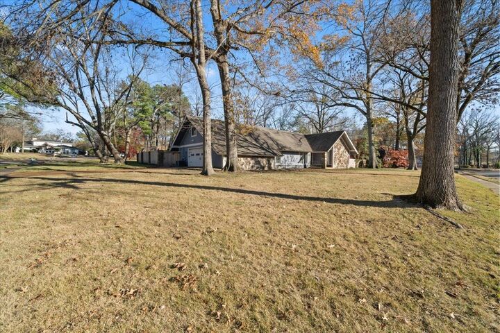 Property Photo: 2220 Hickory Crest Dr TN 38119