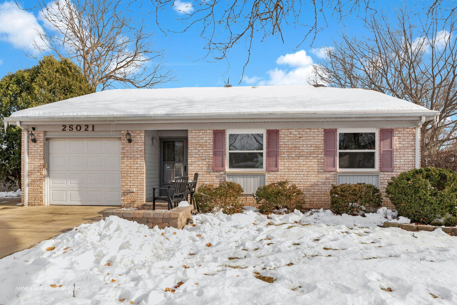 Property Photo:  2S021 Lexington Court  IL 60555 