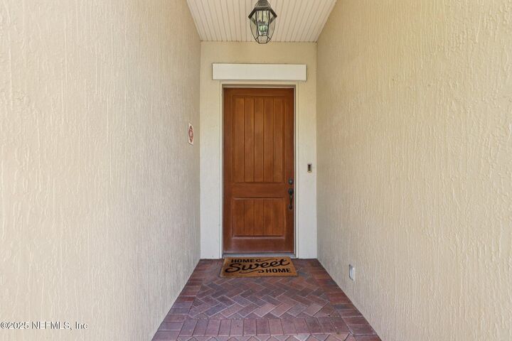 Property Photo: 1389 Sunset View Lane FL 32207