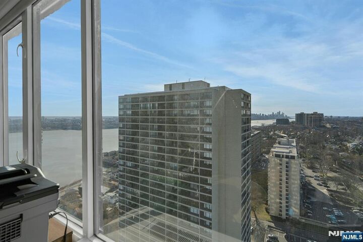 Property Photo:  6 Horizon Road 2602  NJ 07024 