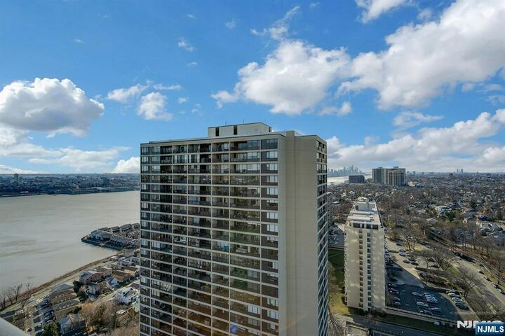 Property Photo:  6 Horizon Road 2602  NJ 07024 