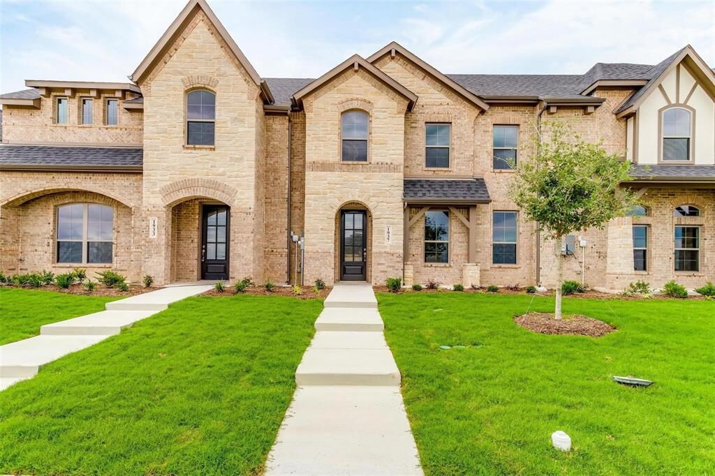Property Photo:  805 Homeplace Circle  TX 76063 