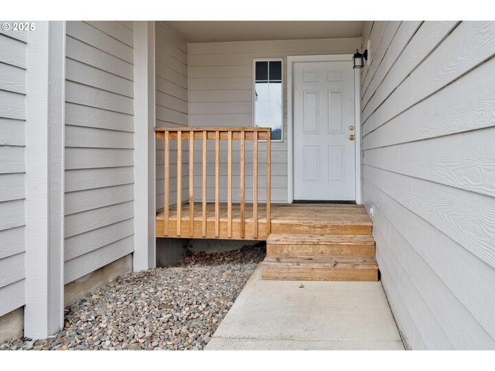 Property Photo: 2081 SW Fellows St OR 97128