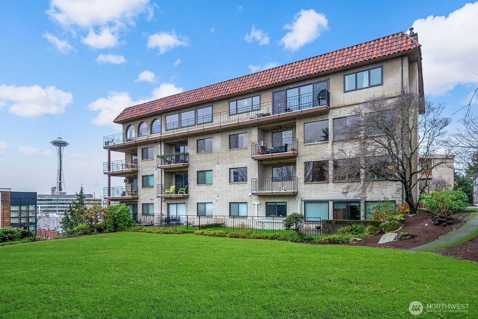 Property Photo: 610 Aloha Street 404 WA 98109