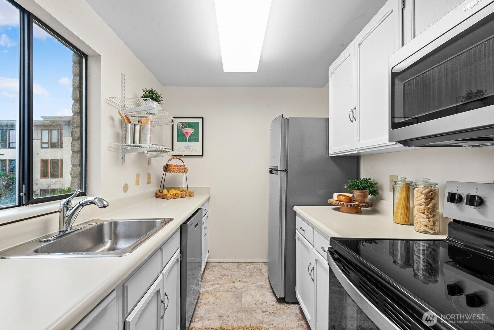 Property Photo: 610 Aloha Street 404 WA 98109