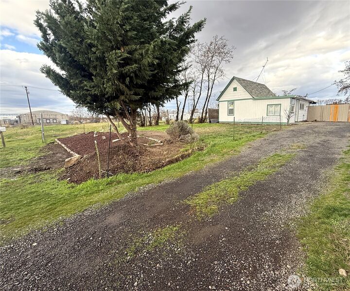 Property Photo:  1212 W Moore Street  WA 99362 