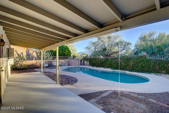 Property Photo:  121 W Paseo Recortado  AZ 85614 