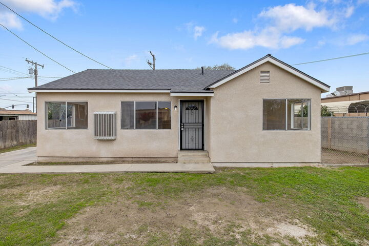 Property Photo: 125 N Hicks Street B CA 93291