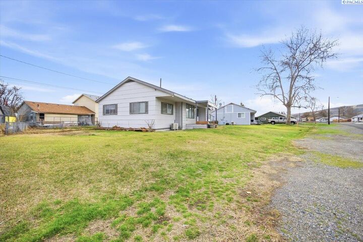 Property Photo:  410 Robert Ave.  WA 99352 