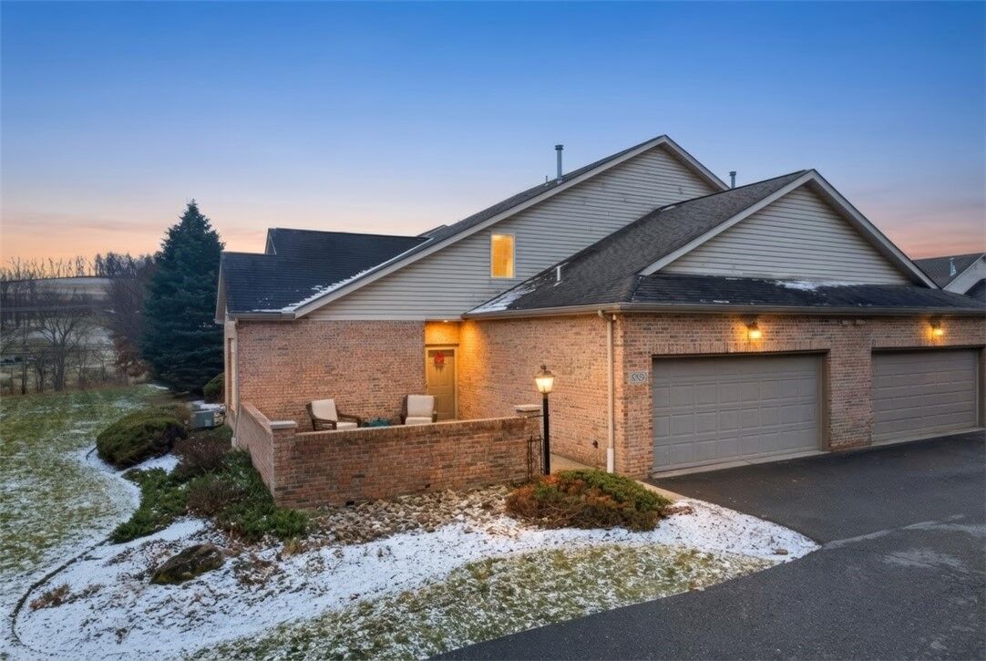 Property Photo: 1004 Park Place Ln 1004 PA 15317