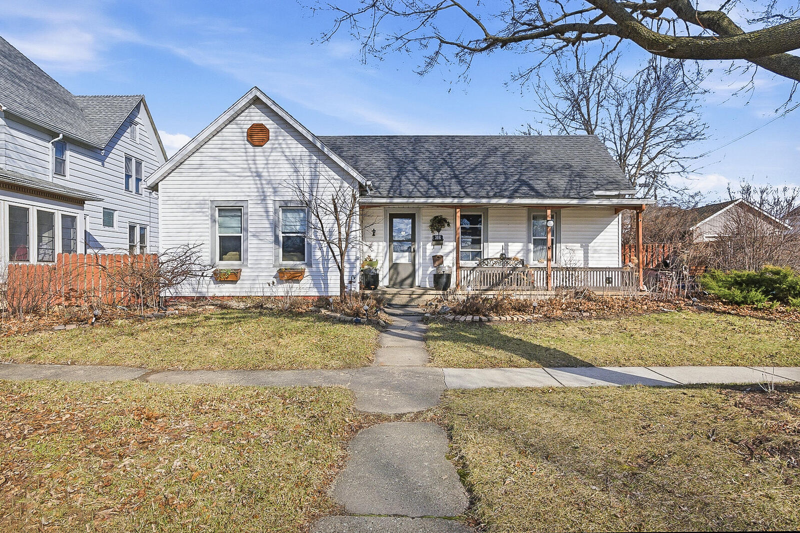 Property Photo:  308 Adams St  WI 53538 