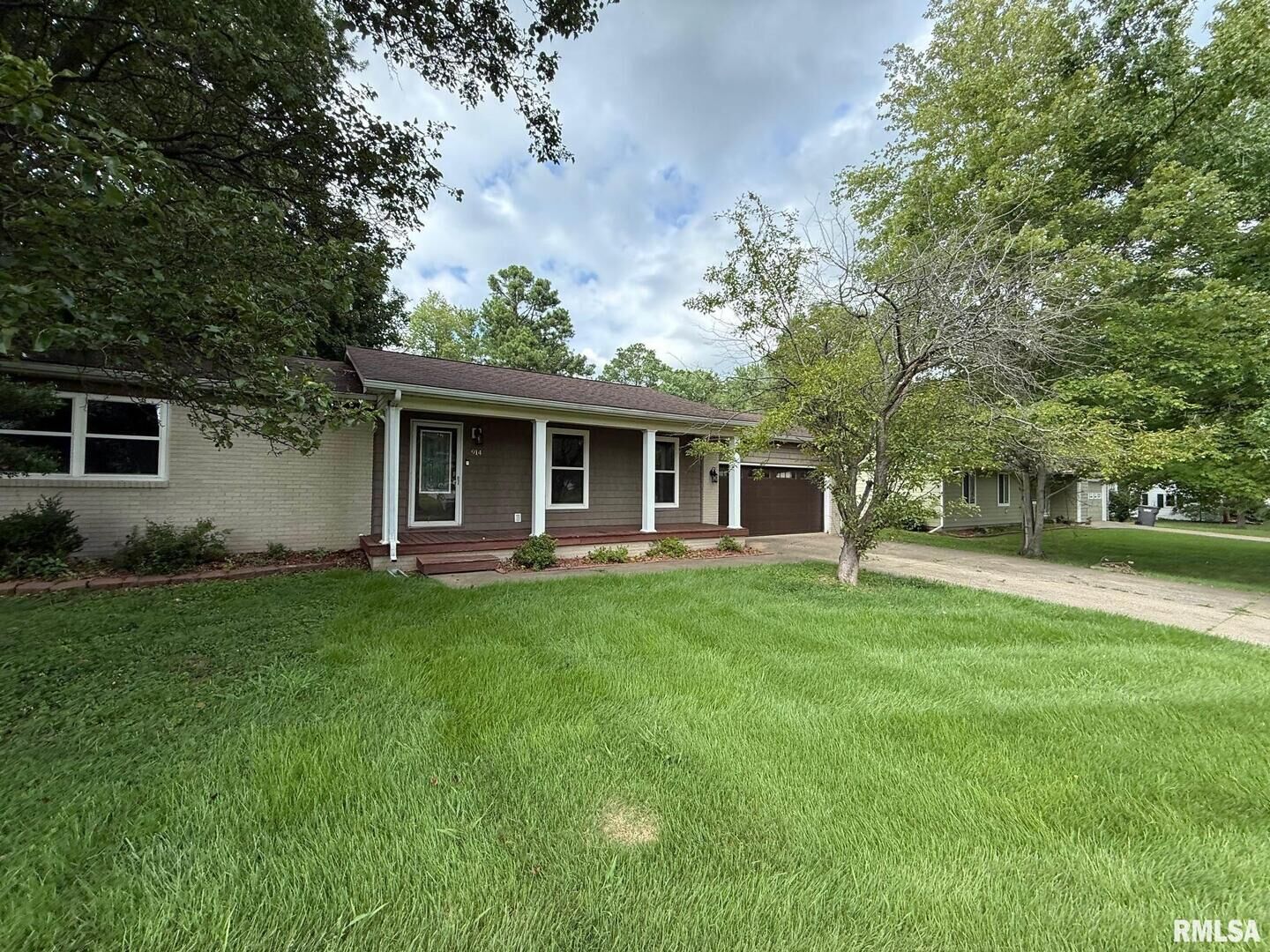 Property Photo:  914 Valley Drive  IL 62918 