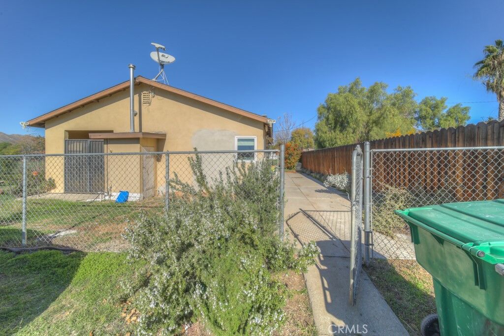 Property Photo: 11557 Davis CA 92557
