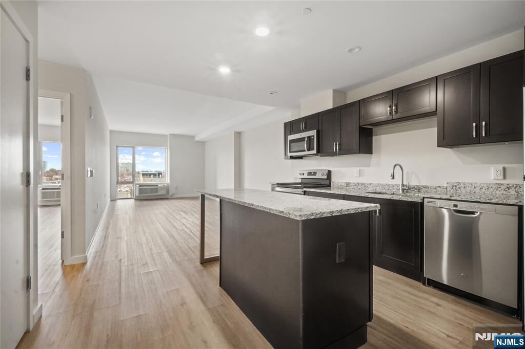 Property Photo: 69 Main Street 1406 NJ 07024