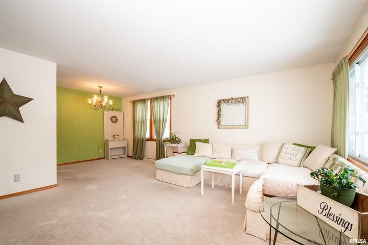 Property Photo:  2116 W Austin Drive  IL 61614 