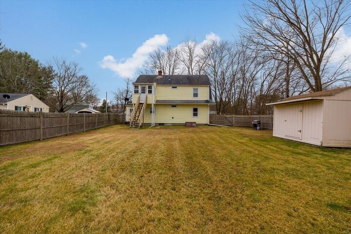 Property Photo:  7 Holbrook Rd 2  MA 01540 