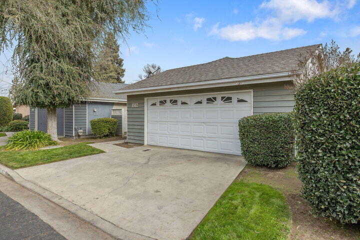 Property Photo:  1912 S Pinnacle Street  CA 93292 