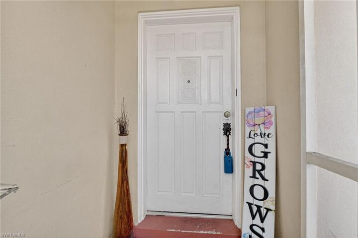 Property Photo:  1718 SE 29th Ln  FL 33904 