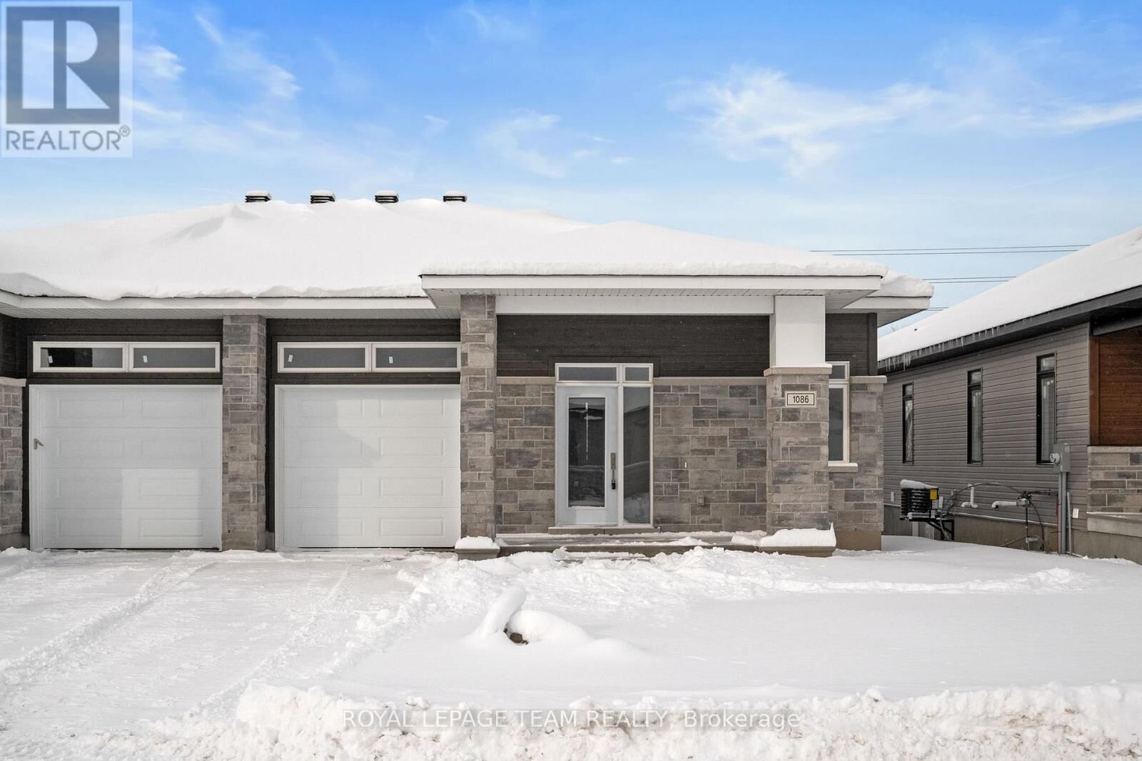 Property Photo:  1086 Moore Street  ON K6V 0H2 