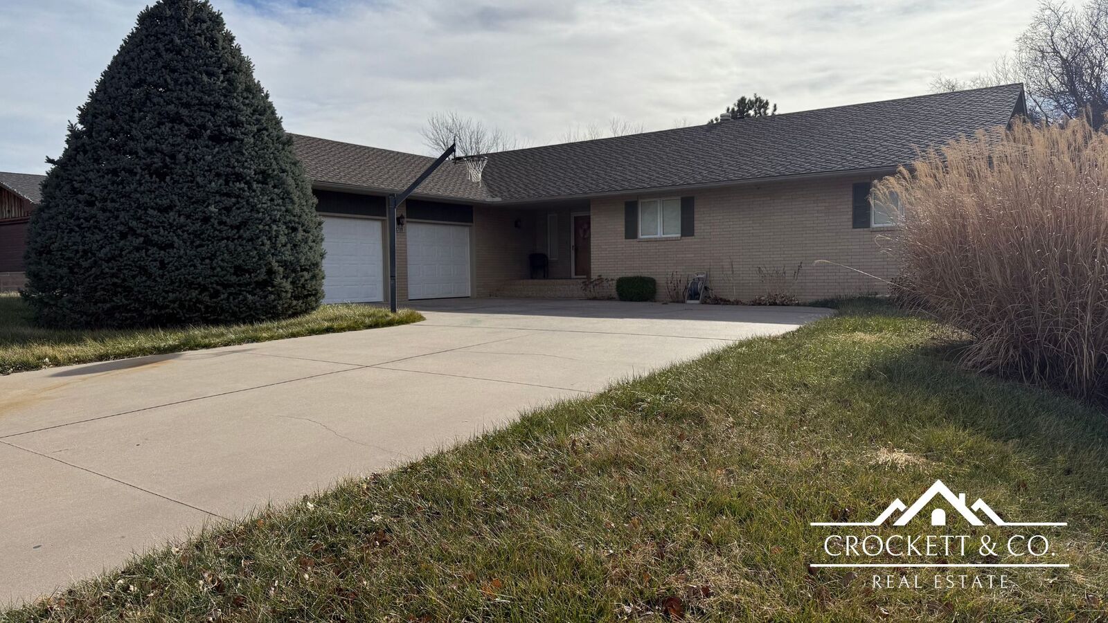 Property Photo: 1718 E Crestway Drive KS 67846