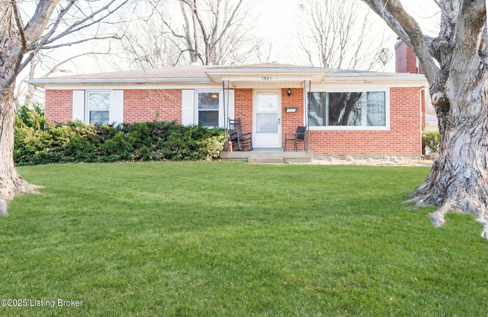 Property Photo: 7805 Cedar Brook Dr KY 40219