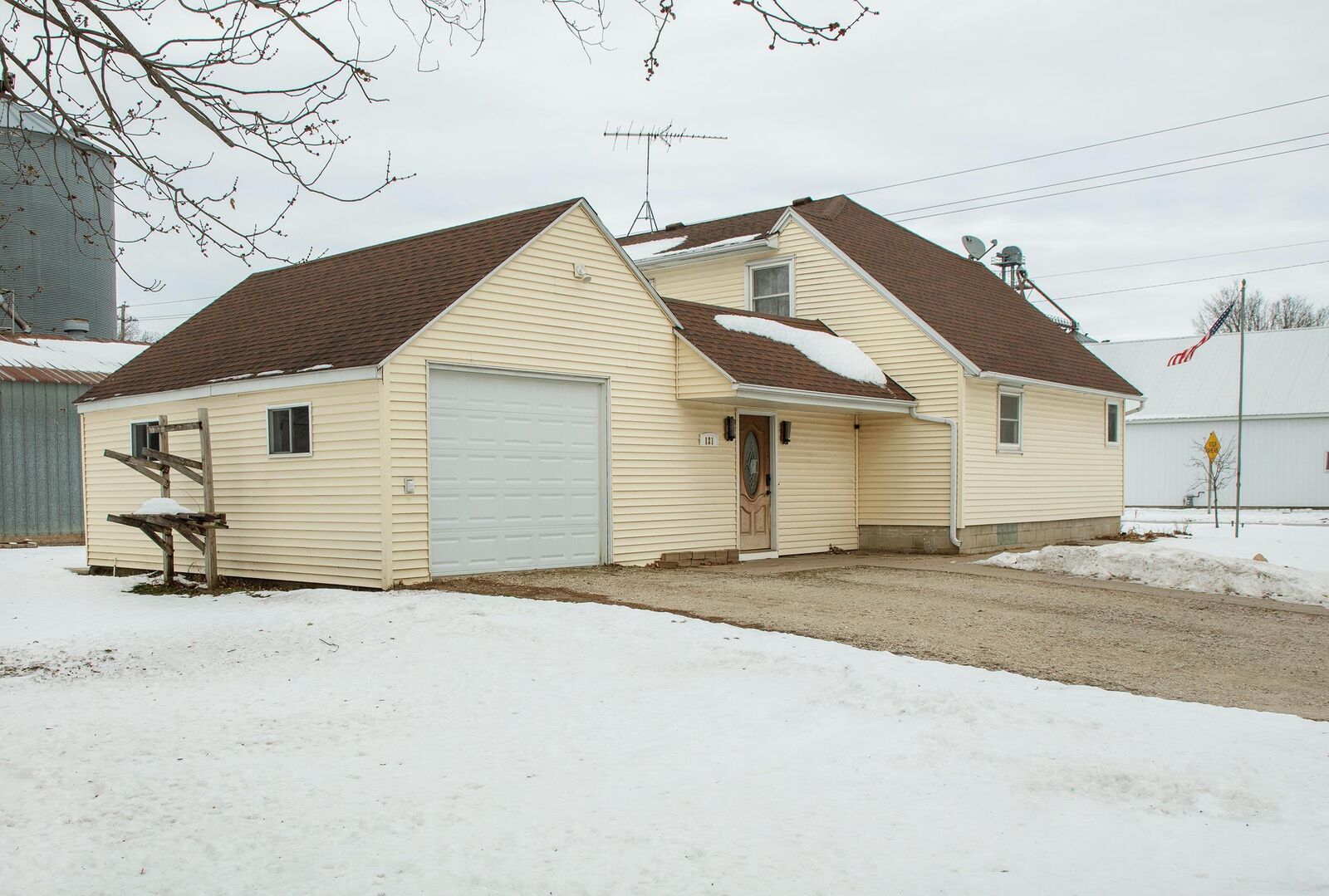 Property Photo:  121 E Vine Street  IA 50619 