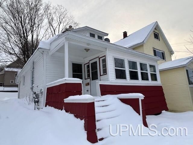 Property Photo:  607 W Edwards Avenue  MI 49931 