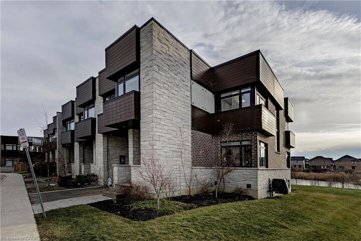 Property Photo:  35 Midhurst Heights 1  ON L8J 0K9 