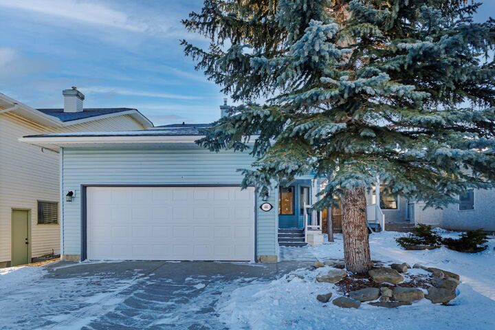 Property Photo:  44 Macewan Ridge Close NW  AB T3K 3G5 