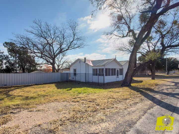Property Photo:  220 N Broadway St  TX 76941 