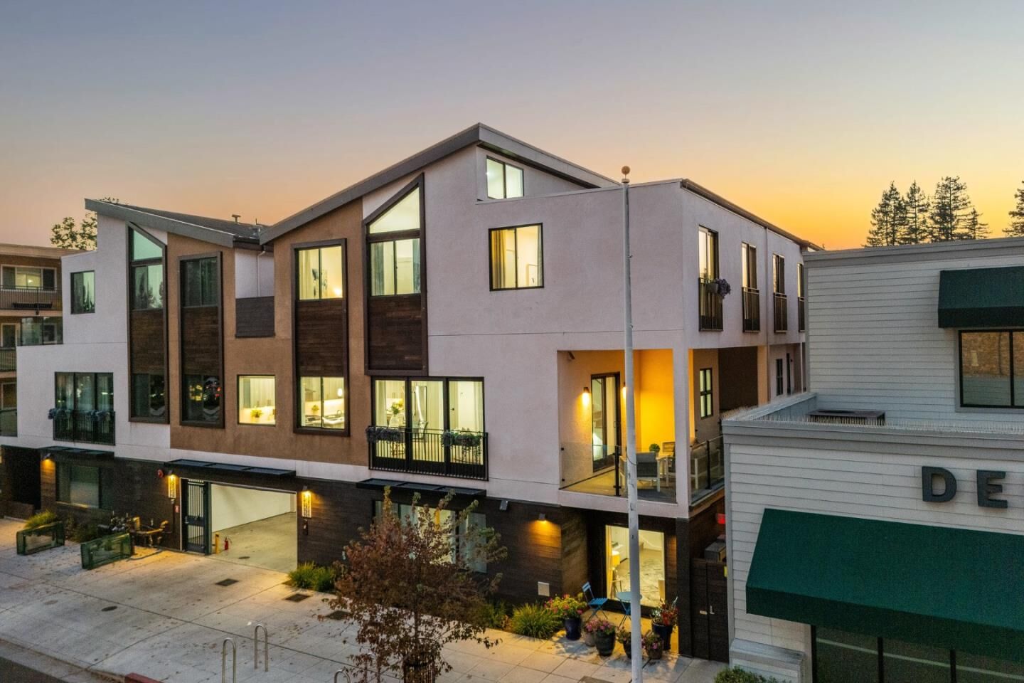 Property Photo:  914 Woodside Road  CA 94061 