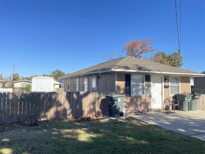 Property Photo:  715 Live Oak Street  LA 70601 