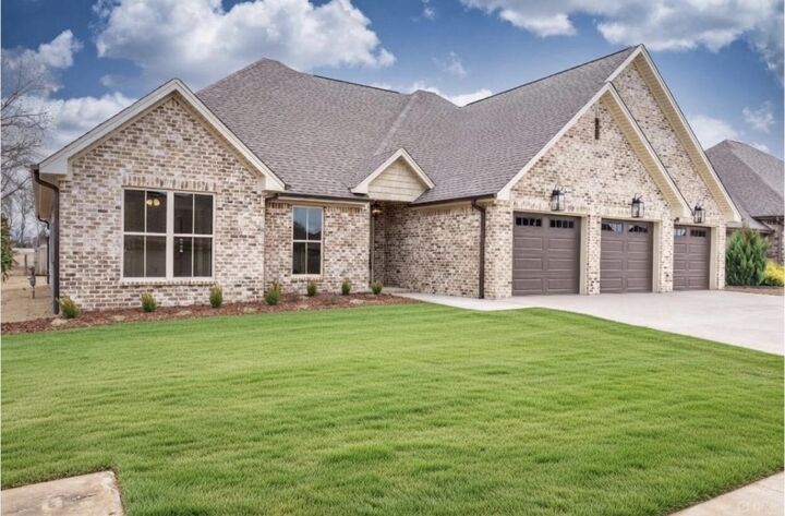 Property Photo:  304 Magnolia Dr  AL 35661 - MUSCLE S 